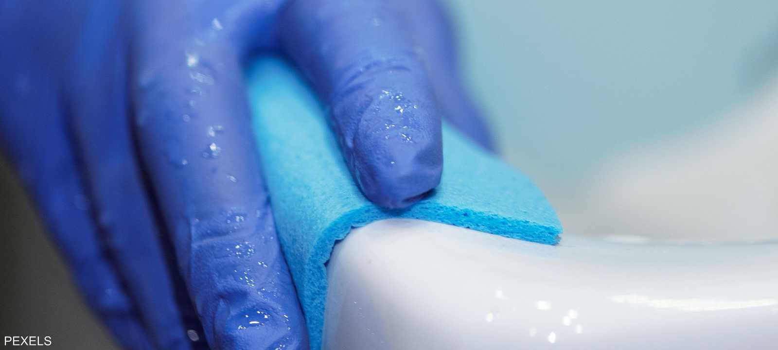 خبراء حذروا من البكتيريا الموجودة بالإسفنج المستخدم بالتنظيف