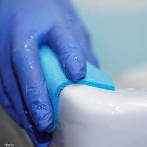 خبراء حذروا من البكتيريا الموجودة بالإسفنج المستخدم بالتنظيف