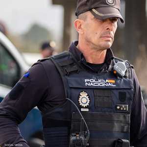 أرشيفية لعنصر من الشرطة الإسبانية