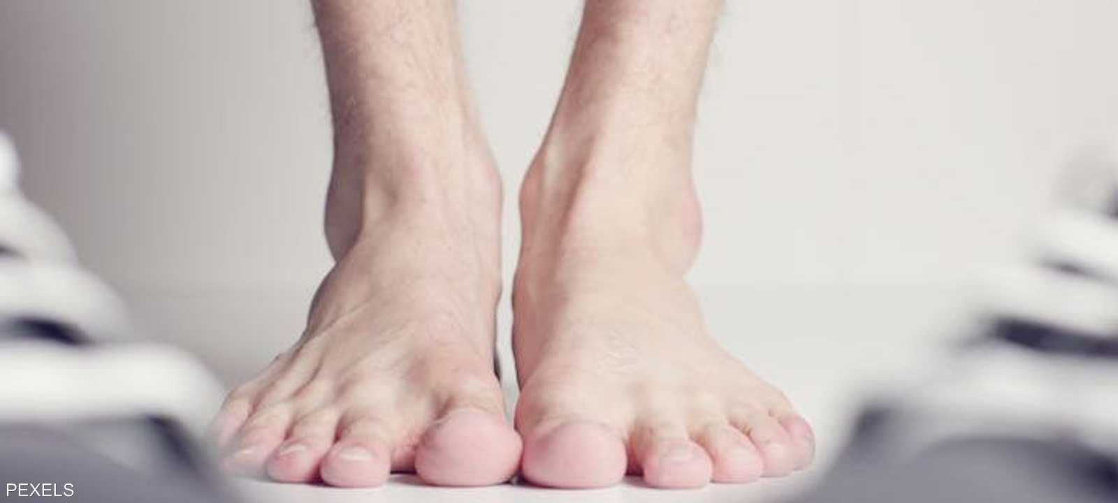 تظهر بعض علامات سرطان الجلد المبكرة على القدمين