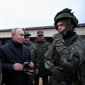 بوتين إلى جوار عناصر في الجيش الروسي