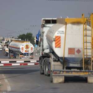 شاحنات وقود تدخل غزة.. أرشيفية