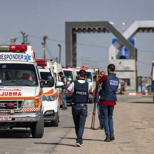 سيارات إسعاف تعبر معبر رفح