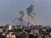 الدخان يتصاعد فوق خان يونس في جنوب غزة خلال القصف الإسرائيلي