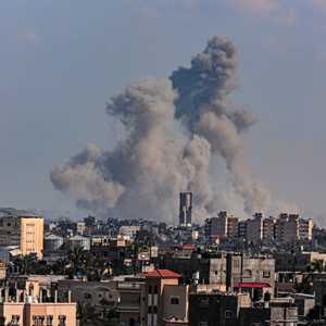 الدخان يتصاعد فوق خان يونس في جنوب غزة خلال القصف الإسرائيلي