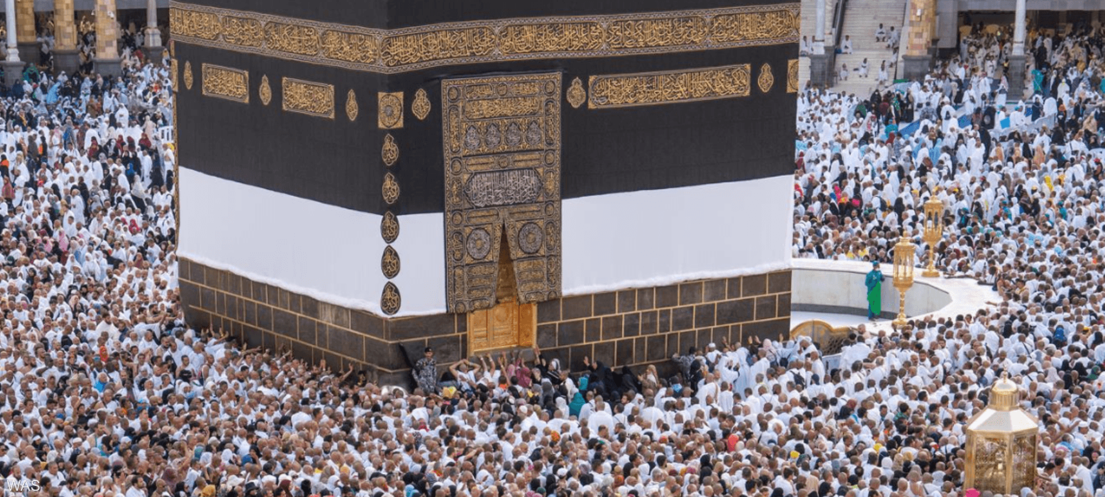 حجاج بيت الله الحرام الطواف حول الكعبة مع بداية الشعائر