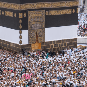 حجاج بيت الله الحرام الطواف حول الكعبة مع بداية الشعائر