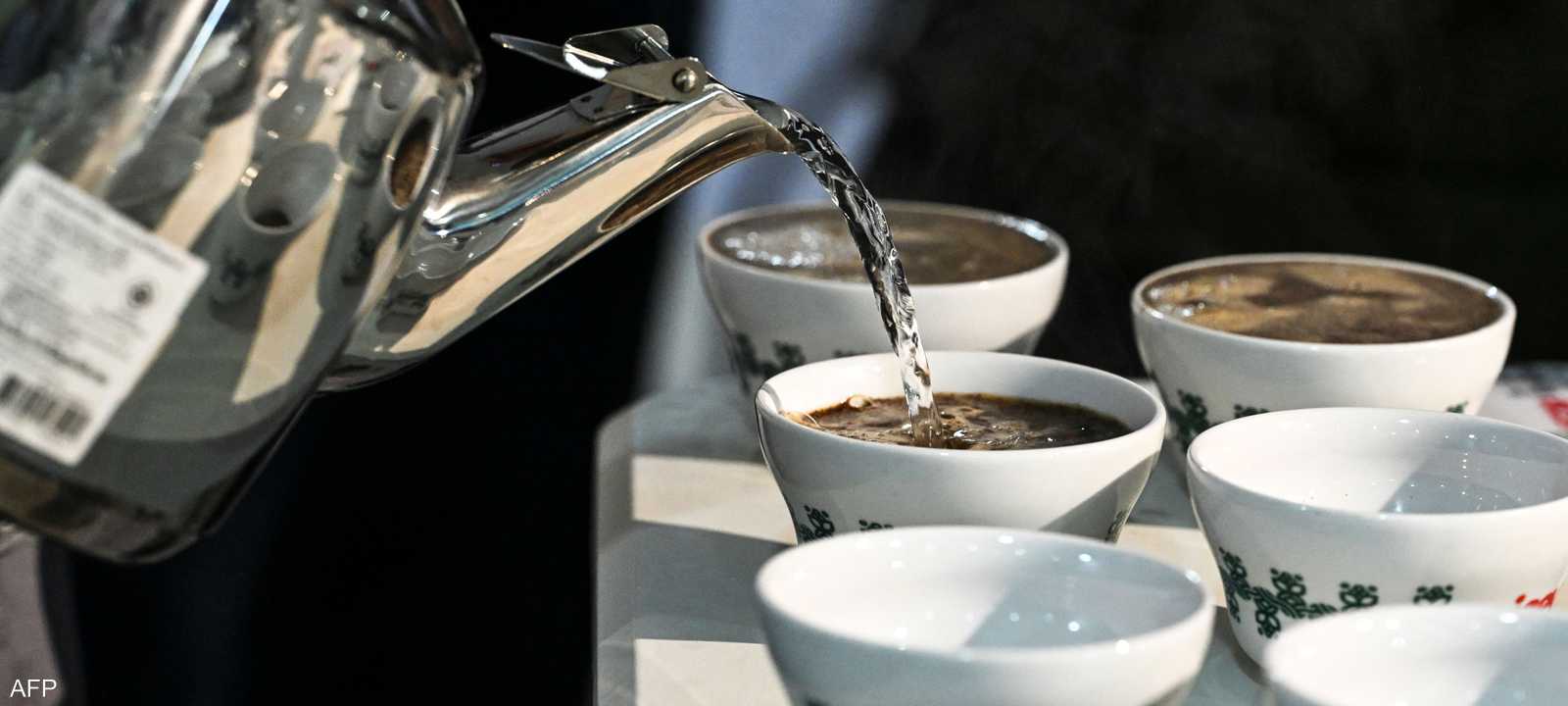 القهوة تحتوي على مادة الكافيين، وهي مدرّ خفيف للبول