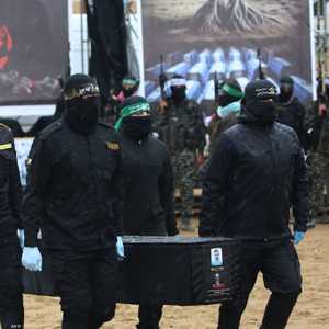 عناصر حماس خلال تسليم جثث 4 رهائن -أرشيفية-