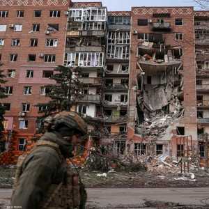 أرشيفية لجندي أوكراني أمام مبنى مدمر جراء غارة روسية