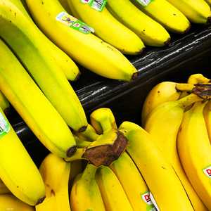 لا يوجد دليل يثبت أن فرك قشور الموز على الوجه يحسن البشرة