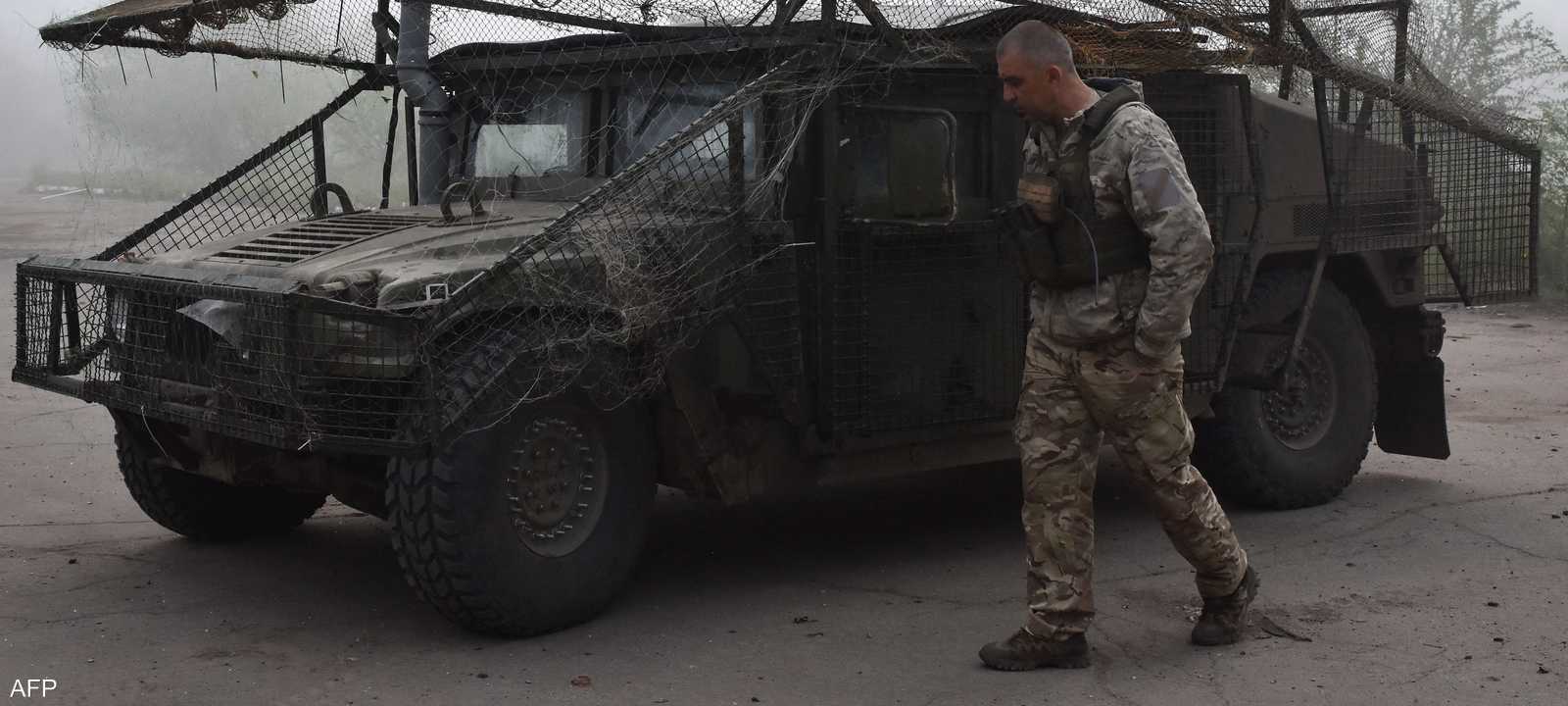 أرشيفية لجندي أوكرانية بالقرب من آلية عسكرية