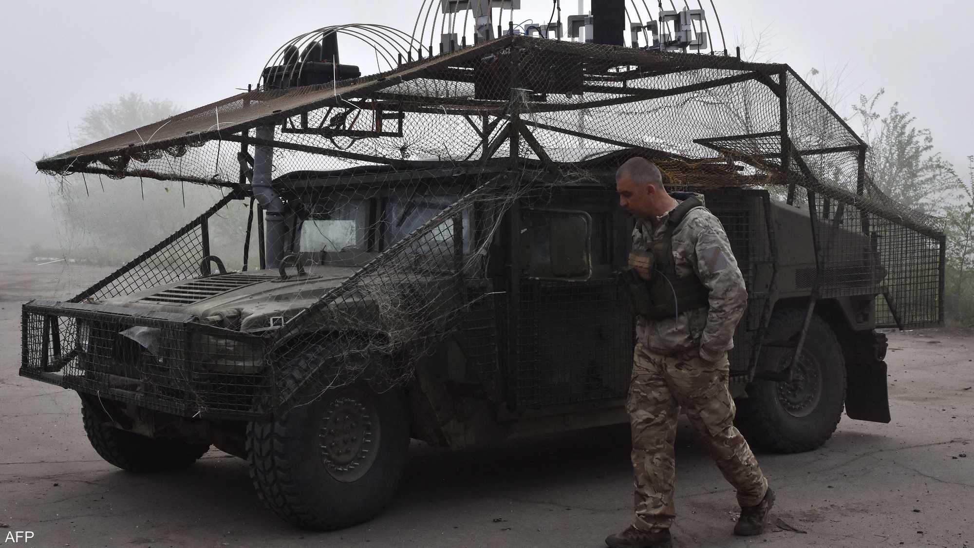 أرشيفية لجندي أوكرانية بالقرب من آلية عسكرية