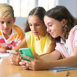 مخاوف من استخدام الأطفال لروبوتات الدردشة.. أرشيفية