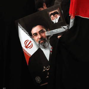 تساؤلات حول الحالة الصحية لمجتبى خامنئي