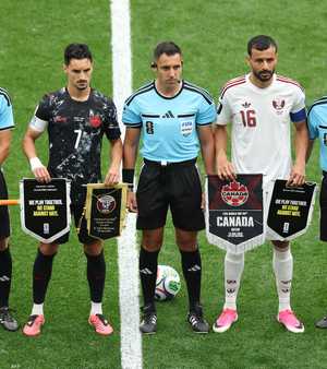 جرى تبادل الرايات قبل مباراة كندا وقطر