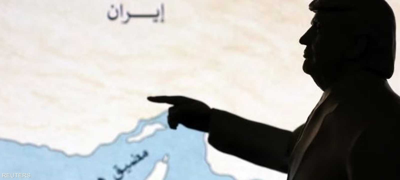 نموذج مصغر ثلاثي الأبعاد يصور ترامب وخريطة تظهر مضيق هرمز