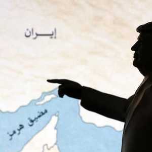 نموذج مصغر ثلاثي الأبعاد يصور ترامب وخريطة تظهر مضيق هرمز