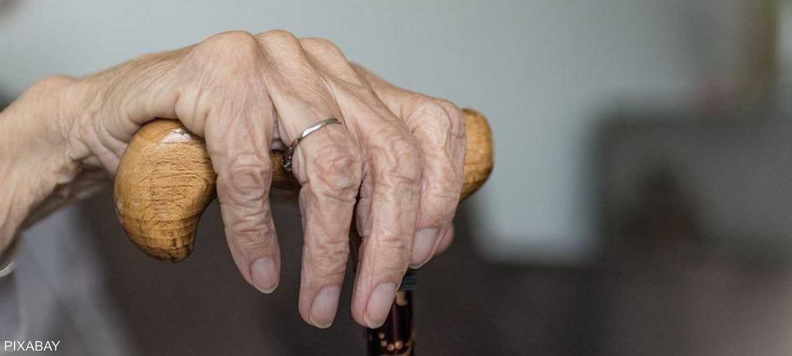 يجب مساعدة المصاب على فهم الدوافع وراء هذا السلوك